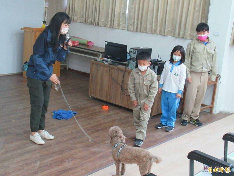 學生與狗狗互動,達到心理療育的目的。(記者顏宏駿攝) 學生與狗狗互動,達到心理療育的目的。(記者顏宏駿攝)