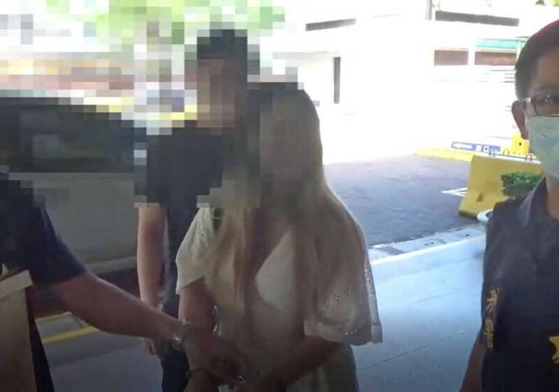 彰化地检署联合警方在外交部领事馆逮获穿着爆乳装的张女，正在替被害国人办理护照。（彰化地检署提供）(photo:LTN)