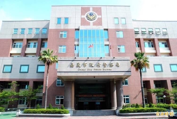 嘉義市議員黃敏修向嘉義市警局提告前嘉義市長涂醒哲、民進黨資深黨員陳英華在LINE群組公開散布不實後製加工影片，提告兩人妨害名譽。 （記者丁偉杰攝）