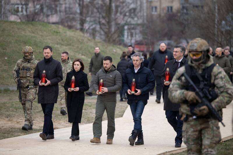 斯洛伐克总理黑格尔（中排左一）、摩尔多瓦总统桑杜（中排左二）、泽伦斯基、斯洛维尼亚总理哥洛布（中排右二）、克罗埃西亚总理普兰科维奇（中排右一）一同参加布查的纪念仪式，向死难者致意。（路透）(photo:LTN)