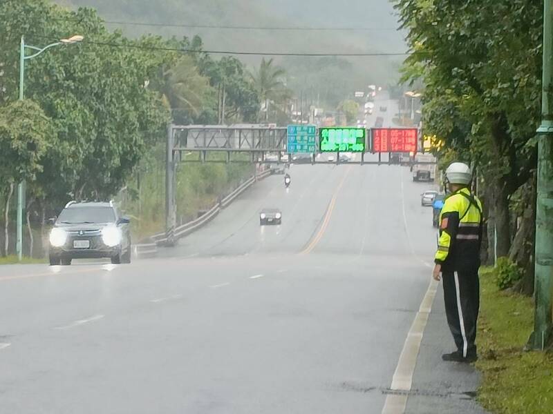 蘇花崇德路段早上南下車流還沒抵達，原來全部塞在蘇花了。（新城分局提供）