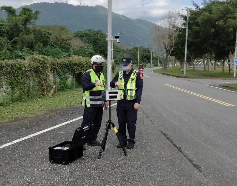 國立東華大學採購移動式測速器，4月1日起駐衛警不定點不定時執行超速取締，超過1公里罰1元，罰單從51元起跳。（東華大學提供）