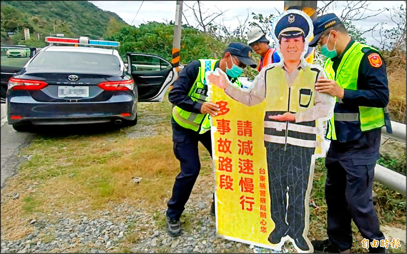 台東縣警局拆除由警員杜信諭擔任男主角拍攝的人型立牌。（記者陳賢義攝）