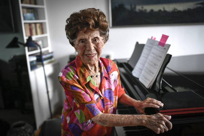现年108岁的法国钢琴家柯列特．马兹（Colette Maze）每天练习钢琴4小时，并即将推出第7张专辑「弹琴108载」。（法新社）(photo:LTN)