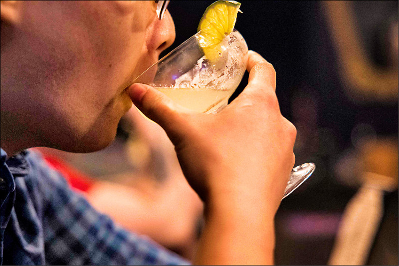 研究分析显示，浅酌并不会比不喝酒来得更有益健康。图为美国纽约市一家酒吧的消费者啜饮无酒精饮料。（法新社）(photo:LTN)