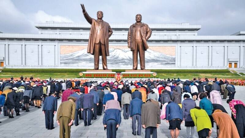 北韩民众在平壤「万寿台大纪念碑」，向金日成父子的铜像鞠躬致敬。（法新社资料照）(photo:LTN)
