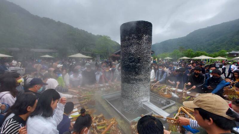 宜蘭陰天涼爽，熱門景點清水地熱公園，吸引不少遊客造訪煮食。（宜蘭縣政府提供）