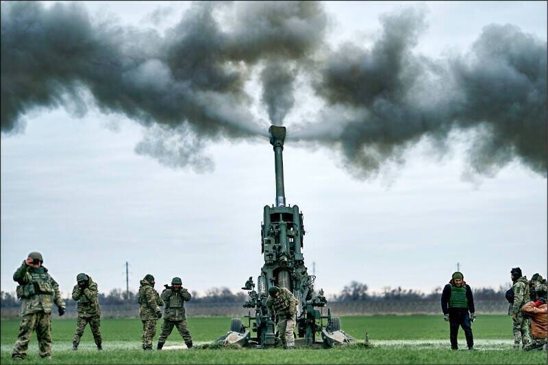乌军1月9日在赫尔松地区发射美援的M777榴弹砲，攻击俄军阵地。（美联社）(photo:LTN)