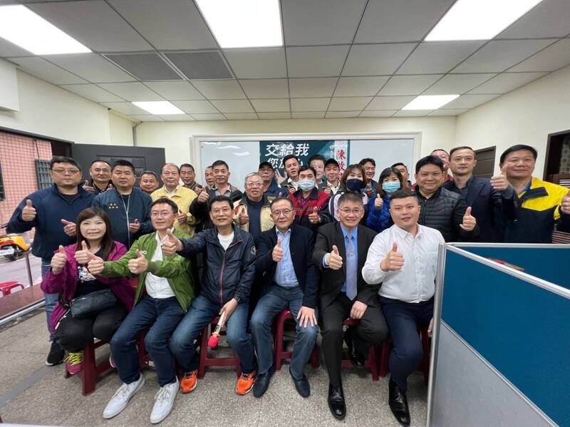 民進黨三重區立委初選共有三人登記角逐,三重區資深議員陳啟能(前排左三)日前表態,將力挺前新北市議員李坤城(前排左二),他也呼籲支持他選立委的里長,跟他一起來支持李坤城。(李坤城提供) 民進黨三重區立委初選共有三人登記角逐,三重區資深議員陳啟能(前排左三)日前表態,將力挺前新北市議員李坤城(前排左二),他也呼籲支持他選立委的里長,跟他一起來支持李坤城。(李坤城提供)