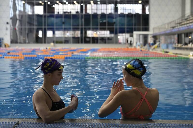 乌克兰青年与体育部长古泽特提到，在乌俄战争期间，已有262名乌克兰运动员死亡。图为在基辅一处泳池内练习的选手。（美联社）(photo:LTN)