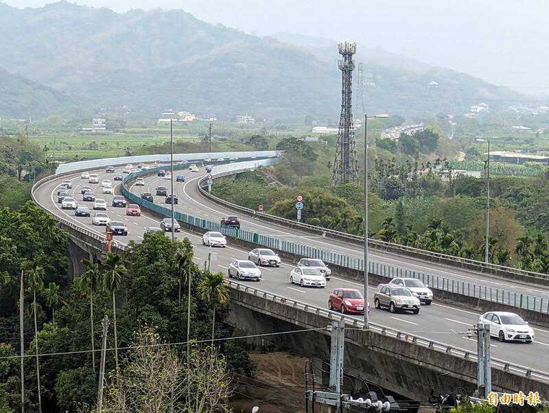 清明連假第3天，國道3號下午出現提前北返車潮，國道警方呼籲4日可在中午前北返，以免下午塞在大量北返的車陣中。（記者劉濱銓攝）