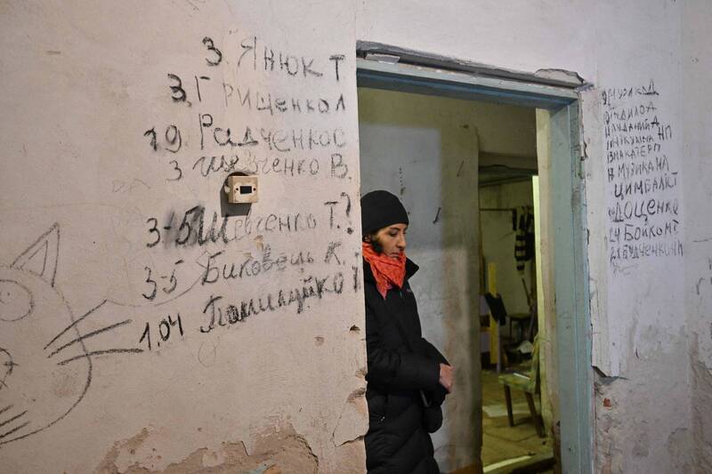 村民们在地下室的墙上写下死难者的姓名。（法新社）(photo:LTN)