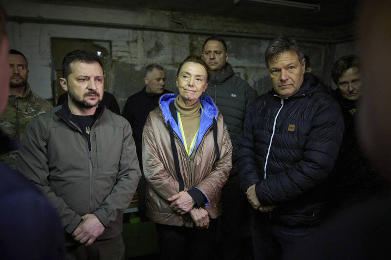 乌克兰总统泽伦斯基（前排左）与德国副总理哈贝克（前排右）一同造访亚吉德涅学校的地下室。（法新社）(photo:LTN)