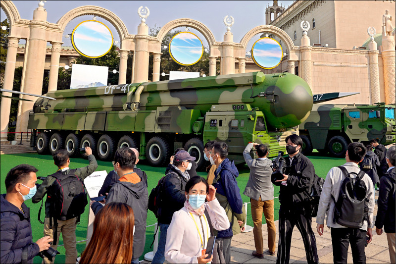 俄罗斯总统普廷利用核武吓阻西方干预乌克兰战争，恐鼓励中国扩大核武计画。图为中国火箭军的东风-41和东风-17弹道飞弹。（美联社档案照）(photo:LTN)