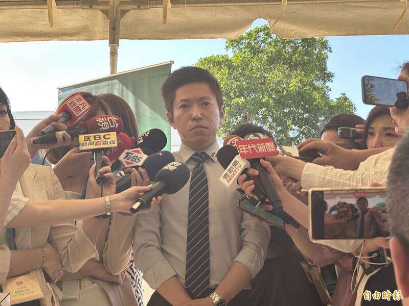 隨蔡總統出訪的總統府副秘書長張惇涵證實蔡總統將與麥卡錫會面，並引雷根名言回嗆中國。（記者陳昀攝）