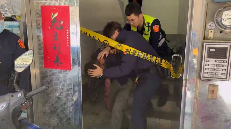 警方將弒兄的陳男逮捕。（記者徐聖倫翻攝）