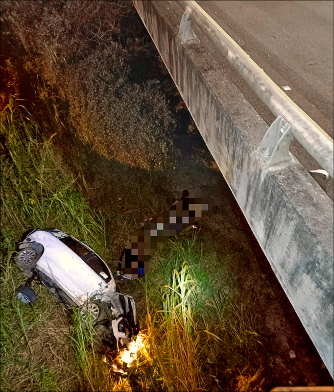 國一苗栗銅鑼段車輛翻落平面道路，2重傷、3輕傷。（苗栗縣議員翁杰提供）