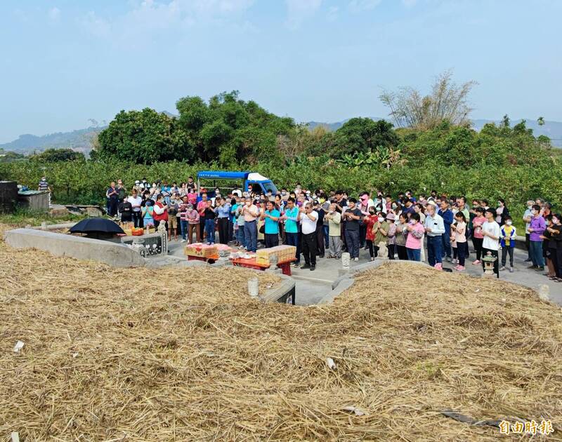 楠西區江家古厝舉辦清明祭祖，來自各地的子孫齊聚，上香、跪拜開基的阿太公。（記者吳俊鋒攝）