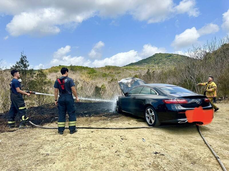 賓士豪車被公墓火勢燒毀。（民眾提供）