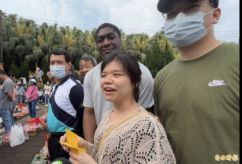 葉婷妤在美留學時交往多年的美籍黑人男友比拉，今年特地來台參加「葉春日公派下協進會」的清明祭祖活動，「人山人海」的盛況讓他大為驚訝。（記者陳恩惠攝）