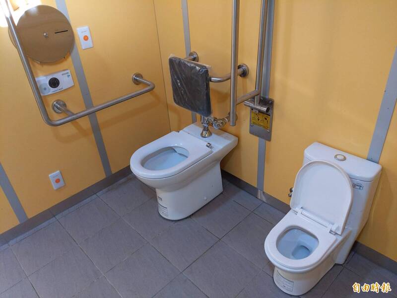 法國總統馬克宏將在7日訪問中國廣州中山大學。有該校學生透露,校方為迎接馬克宏到訪,居然將廁所蹲式馬桶換成新的坐式馬桶。圖為坐式馬桶示意圖。(資料照) 法国总统马克龙将在7日访问中国广州中山大学。 有该校学生透露,校方为迎接马克龙到访,居然将厕所蹲式马桶换成新的坐式马桶。 图为坐式马桶示意图。 (资料照)