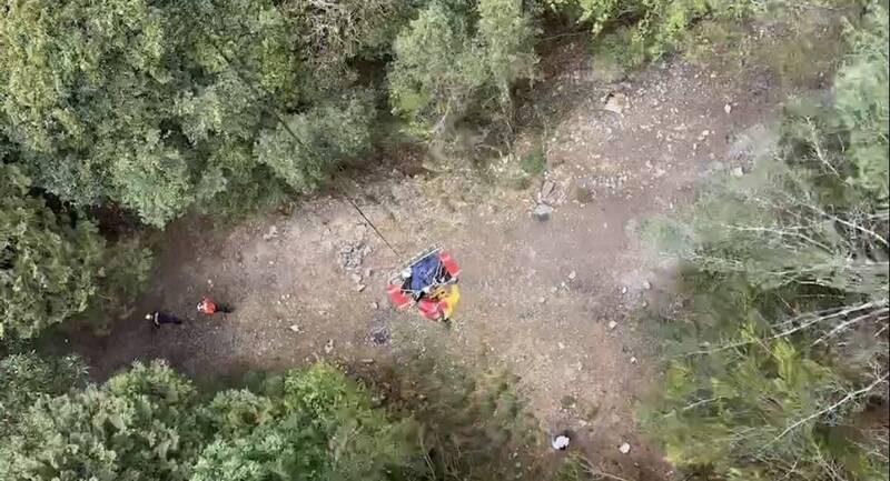 黑鷹救護直升機吊掛救援女山友。（空勤總隊提供）