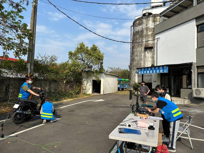 桃市府環保局設置「噪音車檢舉網站」，今年1到3月已檢舉通報613件，除了後續查證作業並通知車主受檢，亦會根據民眾陳情熱點，加強執行環警監路邊攔檢及聲音照相科技執法取締勤務。（桃市府環保局提供）