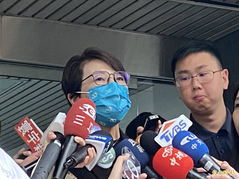 據傳民眾黨不分區立委提名將採「兩年條款」，擬把不分區立委4年任期拆給兩個人當。對此，選決會成員黃珊珊今日受訪表示，上次才開第1次會，要等討論結果出來，才會有比較明確的方向。（記者黃靖媗攝）