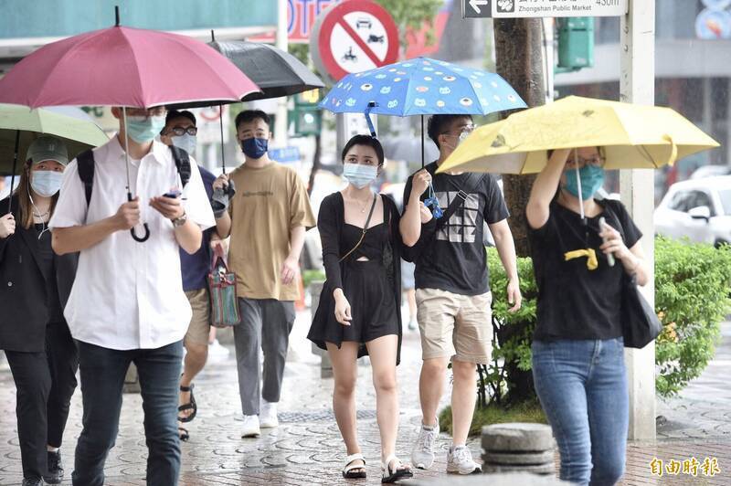 今天（6日）受鋒面影響天氣不穩定，各地不定時會有短暫陣雨或雷雨，若對流發展旺盛也易出現強降雨、雷擊、強陣風等劇烈天氣現象，提醒民眾留意天氣變化。（資料照）