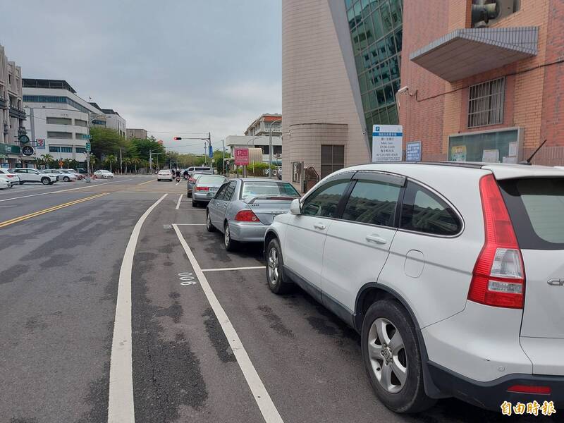 雲林縣部分路段路邊停車開始收費，欠稅車輛小心加倍罰款。（記者鄭旭凱攝）