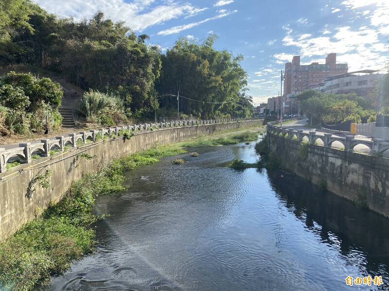 彰化市介壽北路108巷1、2弄延長街（添秀橋）至大埔路270巷路段，兩側堤岸道路，配合大埔截水溝拓寬工程施工，全線封閉到2025年5月31日，封閉時間長達2年之久。（記者張聰秋攝）