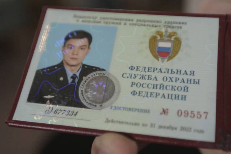 前俄国总统侍卫官卡拉库洛夫出示证件证明身分。（美联社）(photo:LTN)