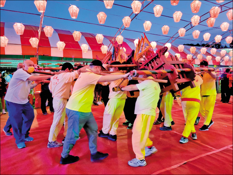 去年桃園馬祖擺暝文化祭，吸引各地的馬祖宮廟前來參加乩轎會香。（馬祖擺暝扛乩信仰交流協會提供）