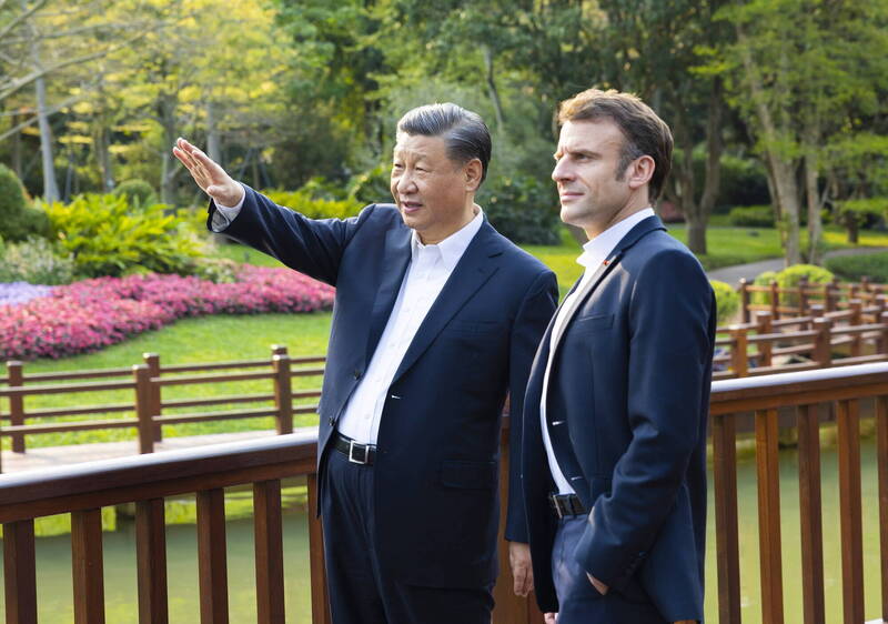 法国总统马克宏（右）访中向习近平（左）表示：「得靠你让俄国恢复理智了」，不过习近平似无动于衷。图为习近平7日在广州接待马克宏。（欧新社）(photo:LTN)