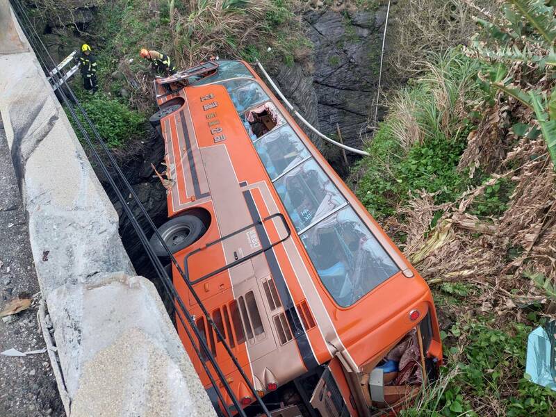 花蓮客運超速達30公里，與對向休旅車相撞後，衝破橋梁護欄摔到橋下。（警方提供）