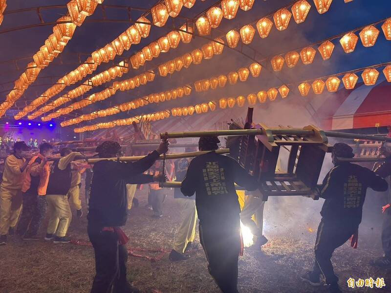 桃園馬祖擺暝文化祭的乩轎會香活動精彩熱鬧。（記者周敏鴻攝）