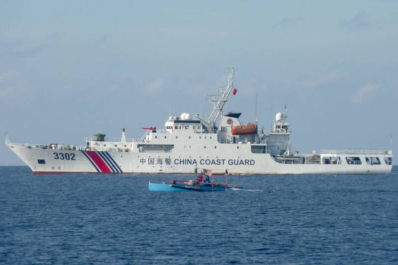 中国当局声称具有南海大部分区域的主权，近年来马来西亚国家石油公司在该国的经济海域开垦油田时，经常接触到中国船只。图为中国海警船只在某处南海争议海域上与菲律宾渔船擦身而过。（法新社）(photo:LTN)