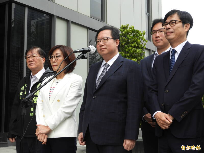 中國環台軍演，行政院副院長鄭文燦（右二）譴責中國是和平破壞者，政府將以三不政策因應。（記者葛祐豪攝）