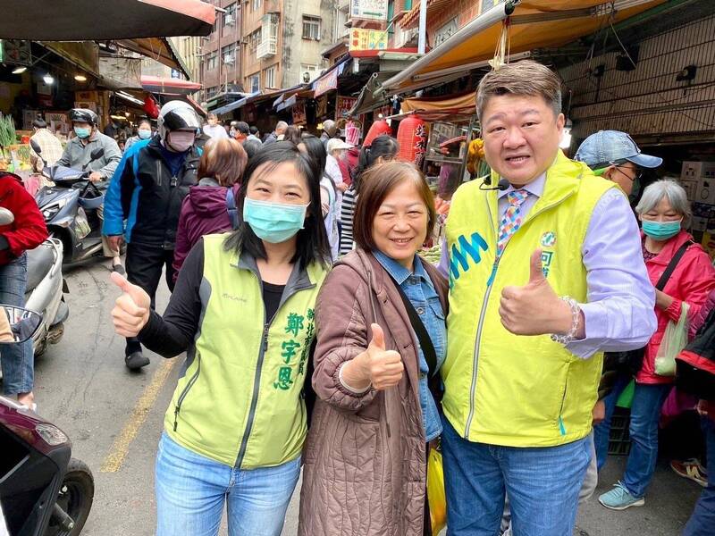 民進黨新北市第1選區立委候選人何博文（右）今天（9日）上午展開市場拜票行；圖為民進黨新北市議會黨團總召鄭宇恩（左）陪同下，前進淡水清水街市場拜票，爭取鄉親支持。（圖為何博文競選辦公室提供）