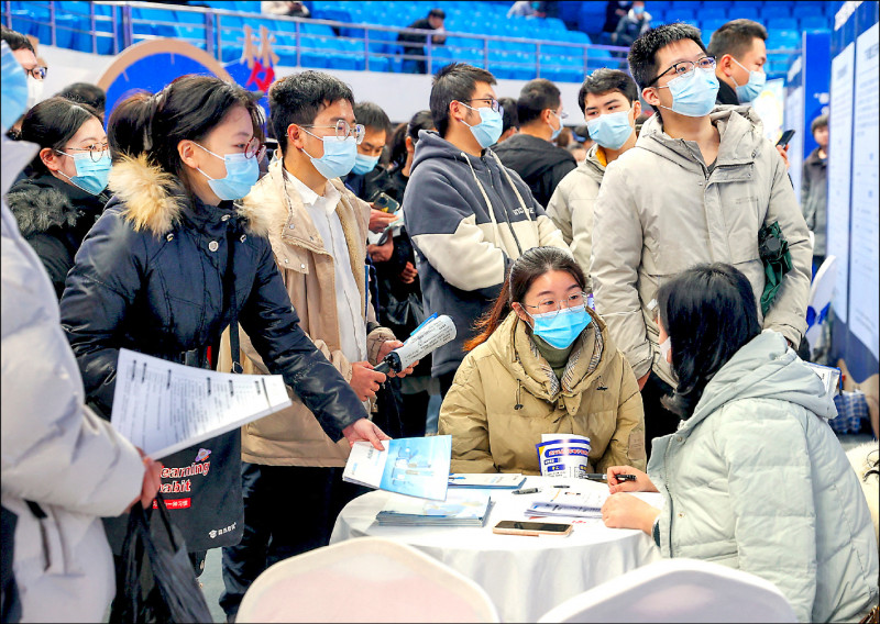 中國十六至廿四歲城鎮青年失業率居高不下，當局更推出卅萬青年下鄉計畫，遭質疑可能重蹈一九六○年代末期毛澤東發動青年上山下鄉、掩蓋經濟失敗的歷史。圖為湖北省武漢市的就業博覽會。（路透檔案照）