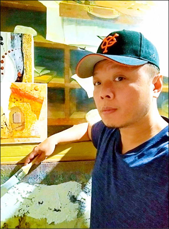 高雄楠梓特殊教育學校教師劉勁麟遠赴法國梅斯參加國際展能節職業技能競賽,獲「繪畫職類-繪畫與廢棄物再利用」銅牌。(教育局提供)