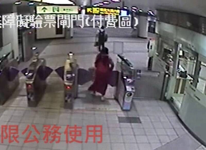 桃園機場捷運昨晚發生女乘客出站時,遭閘門碰撞意外。(桃園大眾捷運公司提供) 桃園機場捷運昨晚發生女乘客出站時,遭閘門碰撞意外。(桃園大眾捷運公司提供)
