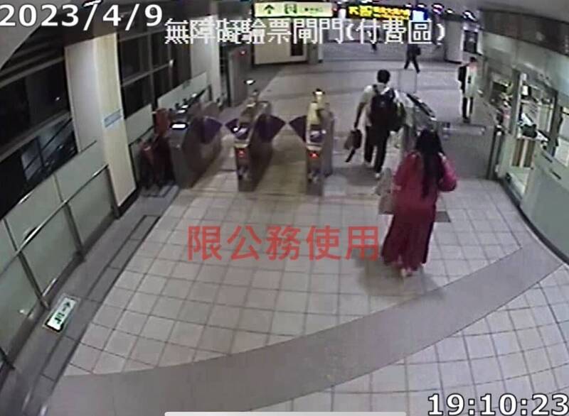 機捷閘門事故,桃捷公司調閱監視影像發現女乘客因尾隨前一旅客出站,閘門未關閉時投入車票而產生設備異常。(桃園大眾捷運公司提供) 機捷閘門事故,桃捷公司調閱監視影像發現女乘客因尾隨前一旅客出站,閘門未關閉時投入車票而產生設備異常。(桃園大眾捷運公司提供)