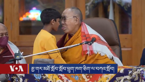 达赖喇嘛日前因要求男孩「吸舌头」，而受到不少批评。达赖喇嘛的办公室在声明中表示，「尊者时常以无恶意与闹着玩的方式，对他见面的人开玩笑。（撷取自推特）(photo:LTN)