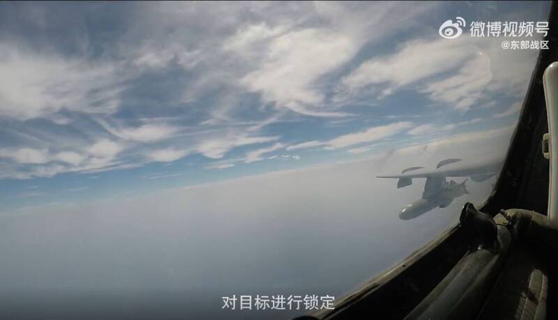 在「台岛上空的声音」短片中，飞行员声称「我已抵达台岛北部附近空域，飞机工作正常，导弹状态良好」。随后出现「开启火控雷达，对目标进行锁定」指令旁白。（撷取自微博影片）(photo:LTN)