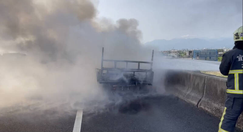 國道五號南下今早發生火燒車事故，宜蘭縣消防局趕抵現場，撲滅火勢。（記者蔡昀容翻攝）