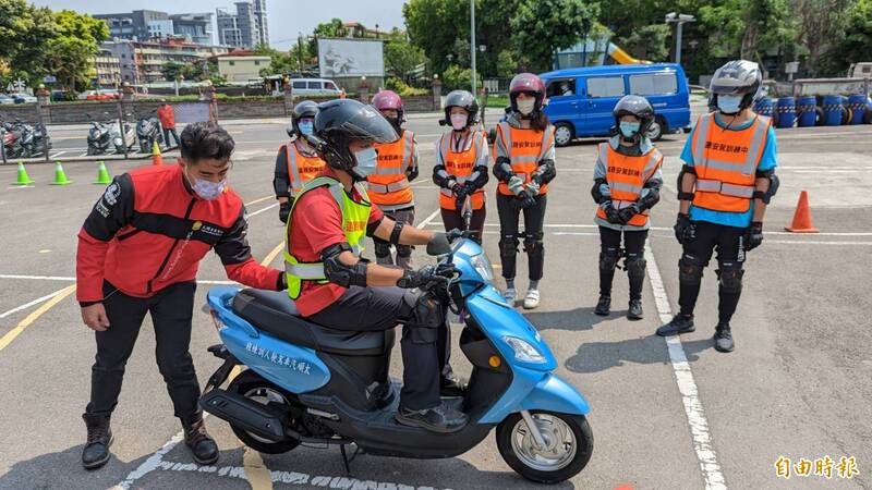 機車安駕訓練今上路，由駕駛帶領學員檢查車輛後，實際上路騎乘。（記者鄭瑋奇攝）