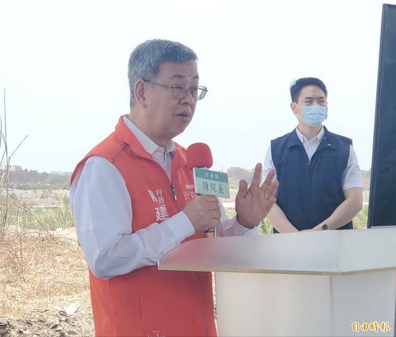 陳建仁今視察高屏溪鑿井工程。（記者陳文嬋攝）