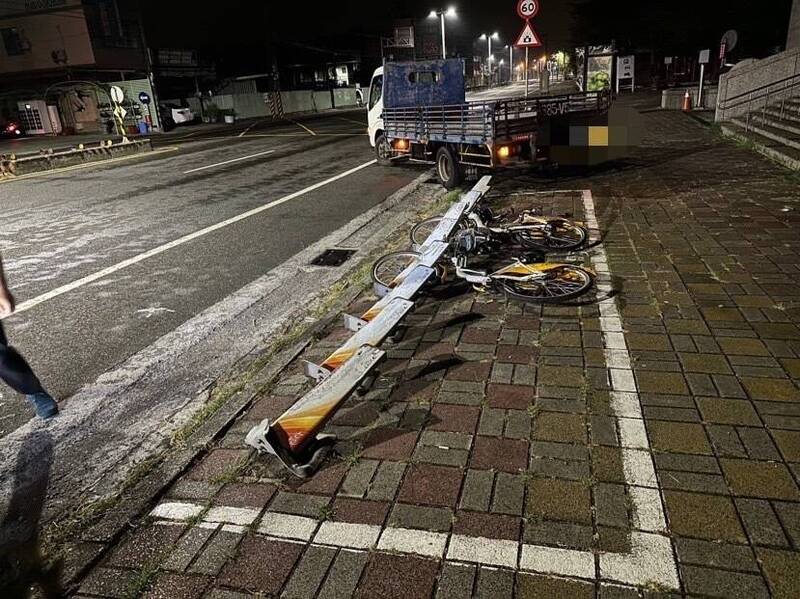 小貨車行經燕巢區公所轉彎打滑撞倒一整排車柱和2台YouBike。（民眾提供）