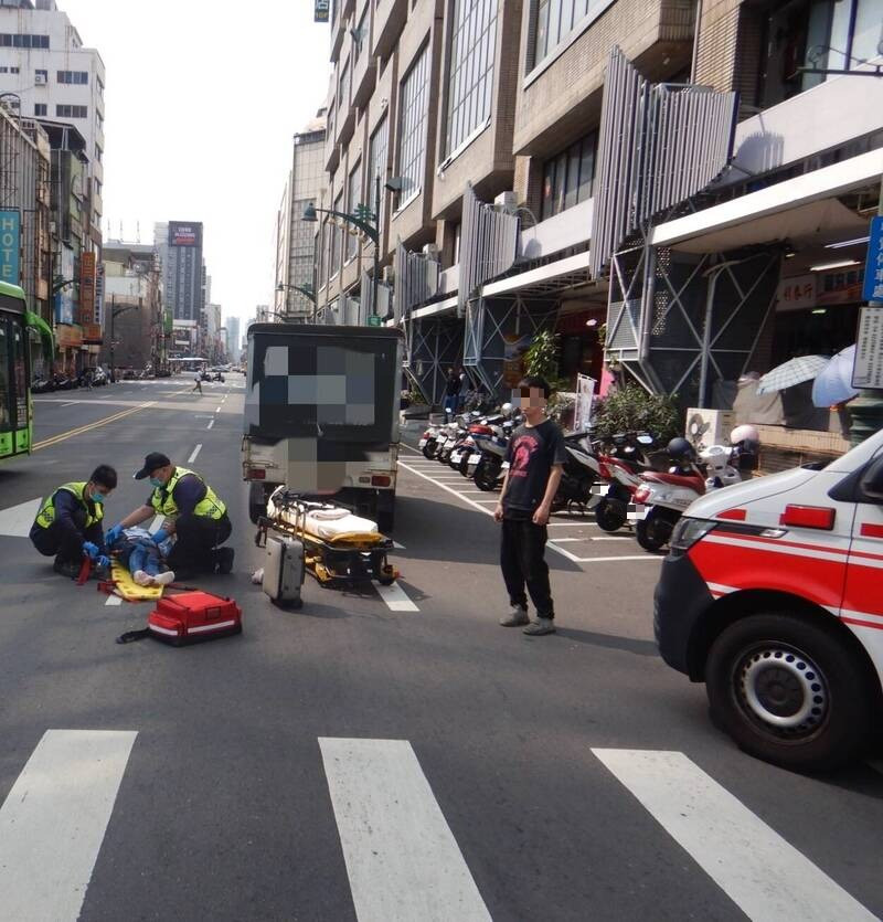 日籍婦人走斑馬線過馬路被小貨車撞傷。（民眾提供）